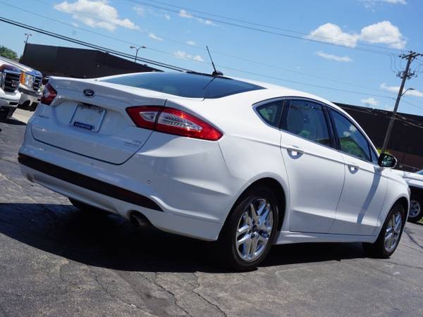 2016 Ford Fusion SE sedan White for sale in Roseville, MI – photo 3