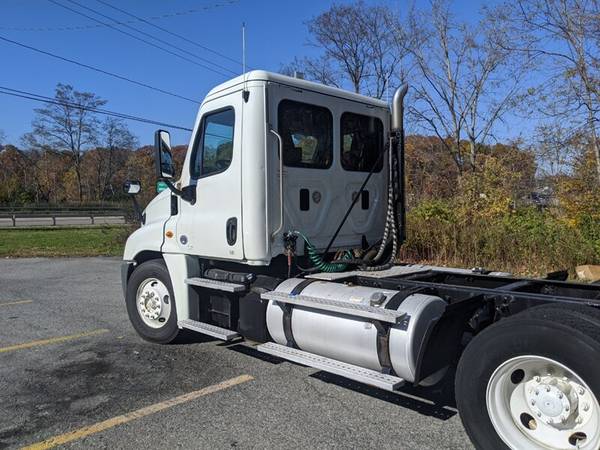 2013 Freightliner Cascadia Day Cab - cars & trucks - by dealer -... for sale in Wappingers Falls, WV – photo 13
