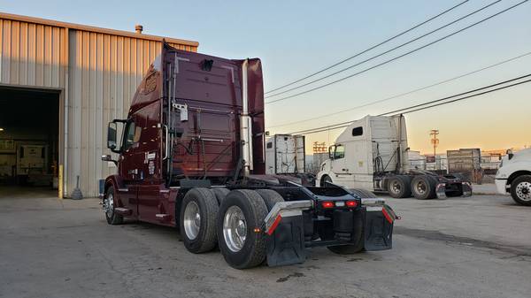 Volvo Semi Truck 2006 - cars & trucks - by owner - vehicle... for sale in Chicago, IL – photo 2