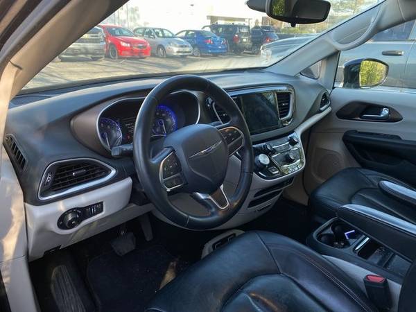 2017 Chrysler Pacifica FWD 4D Passenger Van/Minivan/Van Touring L for sale in Indianapolis, IN – photo 3