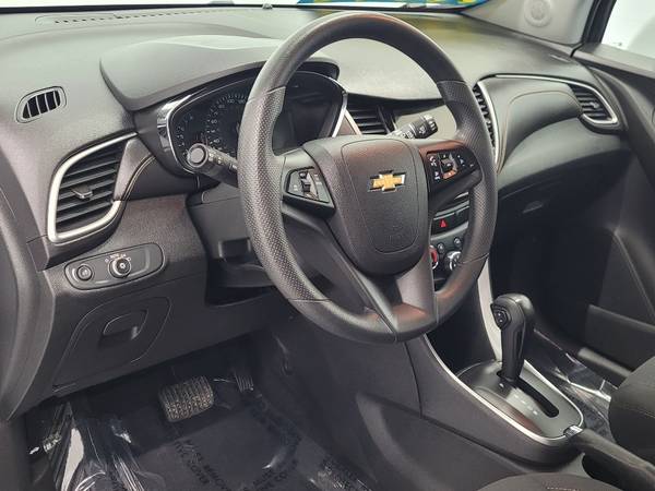2019 Chevrolet Trax LS-2k miles - Keyless entry/Back up Camera! for sale in Silvis, IA – photo 6