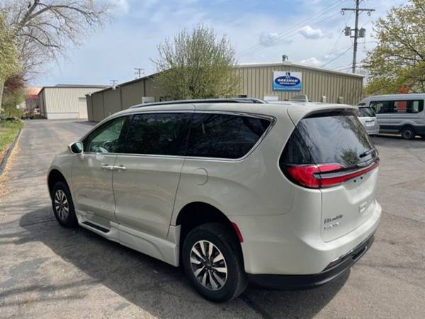 Wheelchair/Handicap Accessible 2021 Chrysler Pacifica Touring for sale in Other, MI – photo 13
