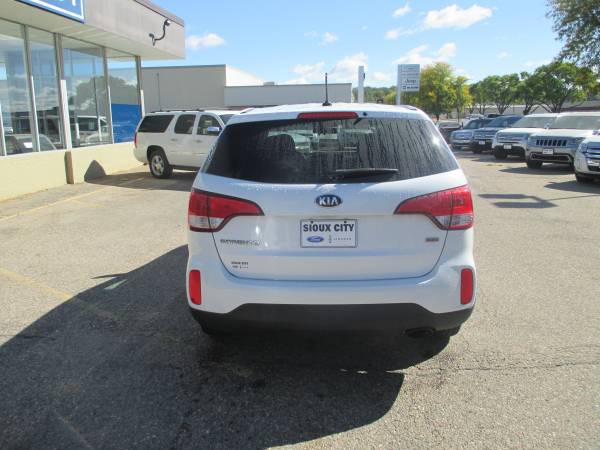 2014 Kia Sorento LX FWD - cars & trucks - by dealer - vehicle... for sale in Sioux City, IA – photo 4