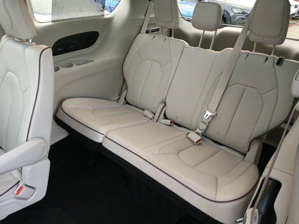 2020 Chrysler Pacifica FWD 4D Passenger Van / Minivan/Van Limited -... for sale in Waterloo, IA – photo 18