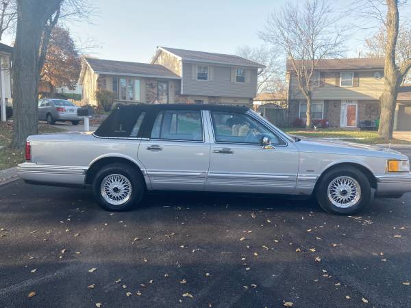 1991 Linclon town car signature series runs and looks excellent -... for sale in Glendale Heights, IL – photo 7