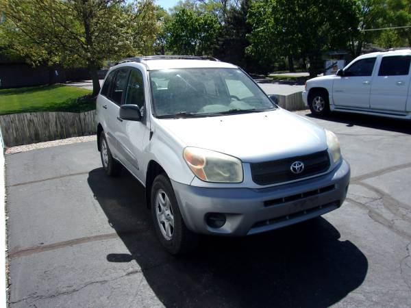 2005 Toyota Rav4 4DR - ALL WHEEL DRIVE - save gas - RUNS GREAT for sale in Loves Park, IL – photo 2