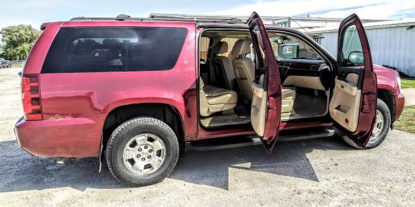 2007 Chevrolet Suburban LT - cars & trucks - by dealer - vehicle... for sale in Neenah, WI – photo 11
