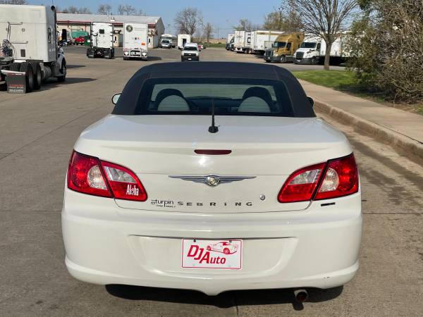 ONLY 92, 000 MILES! 2008 CHRYSLER SEBRING CONVERTIBLE TOURING - cars for sale in Cedar Rapids, IA – photo 7