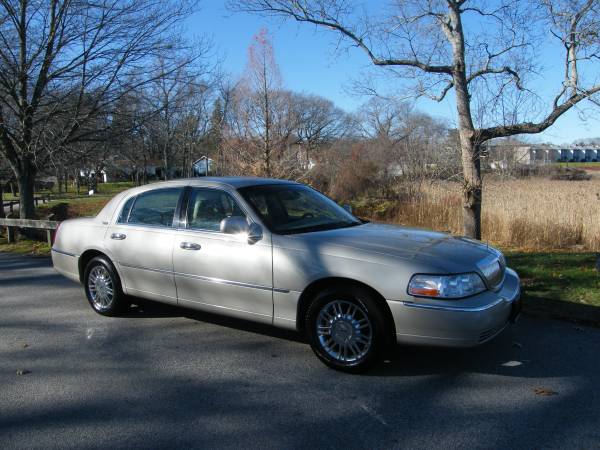 2006 Lincoln Town Car Signature Limited Leather Must Be Seen... for sale in East Providence, RI – photo 2