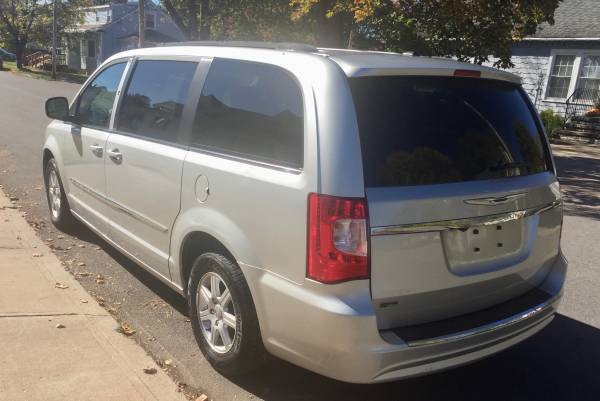 2012 CHRYSLER TOWN AND COUNTRY SUBURBAN for sale in utica, NY – photo 5