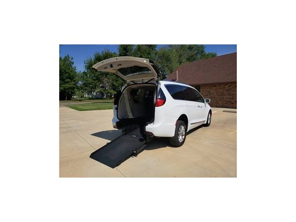 2018 Chrysler Pacifica Touring L 45k Wheelchair Mobility Handicap... for sale in Wichita, KS – photo 5