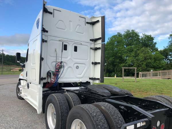 2017 freightliner cascadia, low miles , obo for sale in Knoxville, NC – photo 8