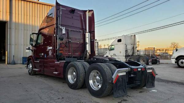 Volvo Semi Truck 2006 - cars & trucks - by owner - vehicle... for sale in Chicago, IL – photo 10