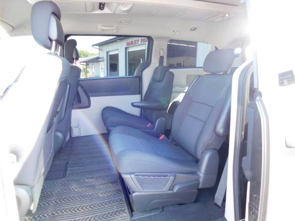 3RD ROW SEATING!!!...2010 Dodge Grand Caravan SXT!!!... 158K MILES! for sale in Battle Creek, MI – photo 6