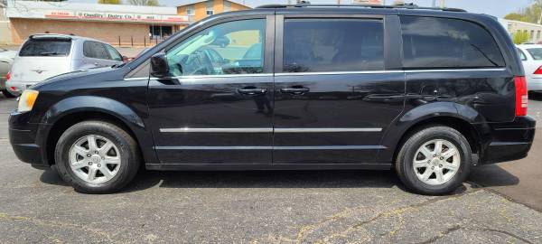 2009 Chrysler Town and Country - - by dealer - vehicle for sale in Lansing, MI – photo 8