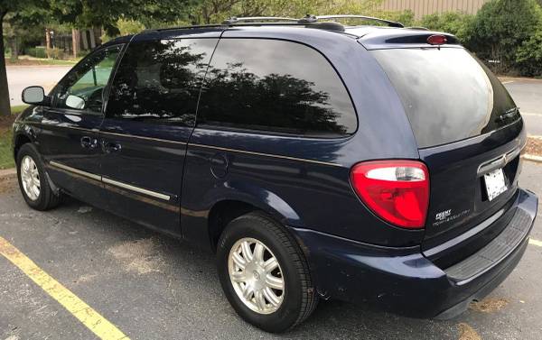 2005 CHRYSLER TOWN & COUNTRY (low miles) for sale in Bridgeview, IL – photo 3