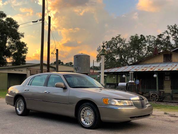 Lincoln Town Car 60K Excellent Shape for sale in TAMPA, FL – photo 2