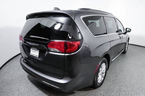 2017 Chrysler Pacifica, Granite Crystal Metallic Clearcoat for sale in Wall, NJ – photo 5
