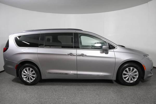 2017 Chrysler Pacifica, Billet Silver Metallic Clearcoat for sale in Wall, NJ – photo 6
