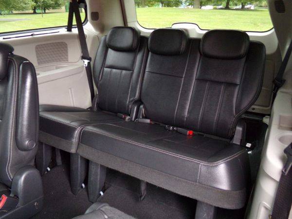 2010 Chrysler Town Country Touring Plus for sale in Madison , OH – photo 23