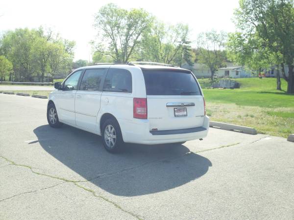 2010 Chrysler Town & Country - - by dealer - vehicle for sale in Chillicothe, IL – photo 4