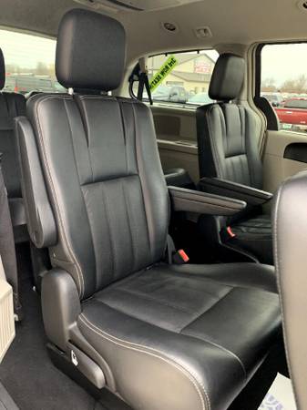 2011 Chrysler Town & Country 4dr Wgn Touring w/Leather - cars &... for sale in Chesaning, MI – photo 9
