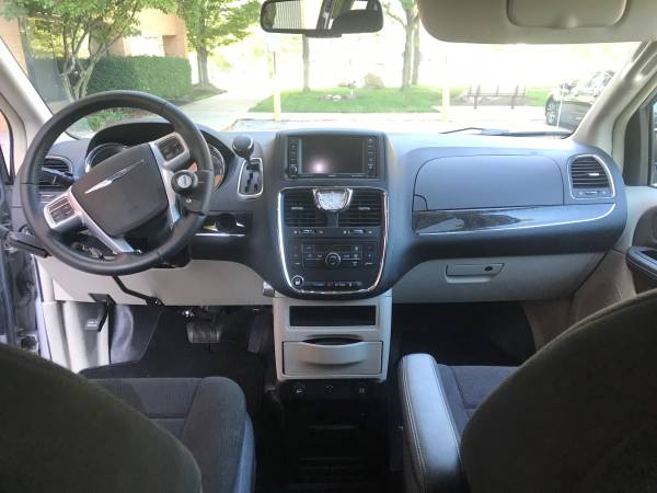 Wheelchair Van 2011 Chrysler Town and Country for sale in Westlake, OH – photo 3