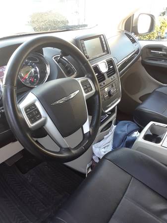 2012 Chrysler town and country for sale in Oceanside, NY – photo 3