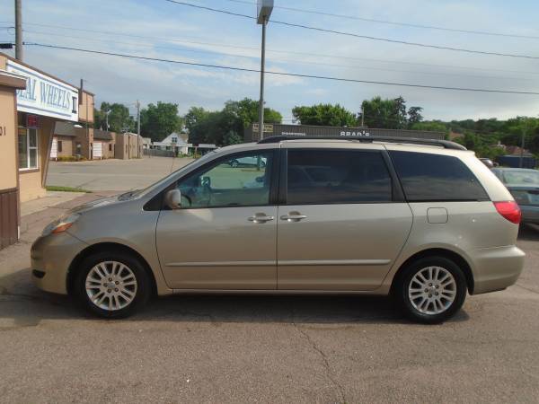 09 Toyota Sienna XLE NICE for sale in Sioux City, IA – photo 2