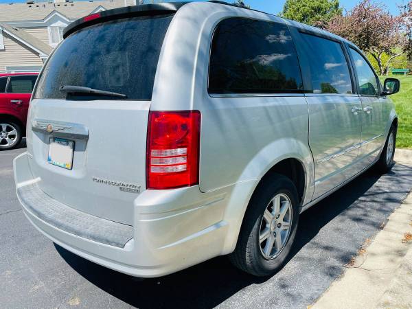 Chrysler Town and Country Touring 2010 for sale in Aurora, IL – photo 4