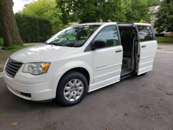 2008 Chrysler Town and Country Wheelchair Accessible Handicap Minivan for sale in Skokie, IL – photo 9