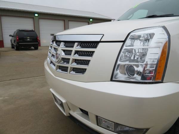 2008 Cadillac Escalade AWD Cleanest One Around - cars & trucks - by... for sale in Waterloo, IA – photo 7