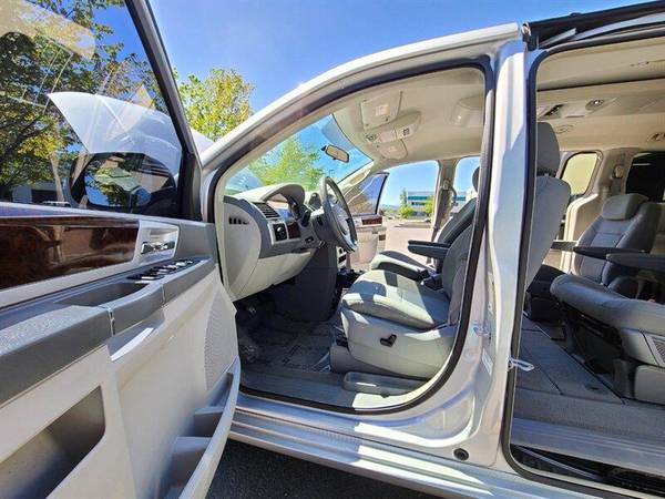 2010 Chrysler Town Country Touring Edition Minivan/7-passenger for sale in Portland, WA – photo 13