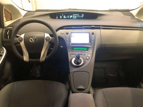 2010 toytoa prius three, only 32k actual miles, navi, clean title for sale in Torrance, CA – photo 7