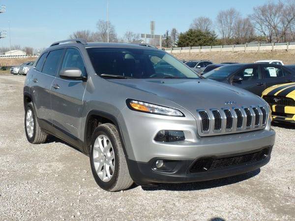 2018 Jeep Cherokee Latitude FWD - - by dealer for sale in Carroll, OH – photo 3