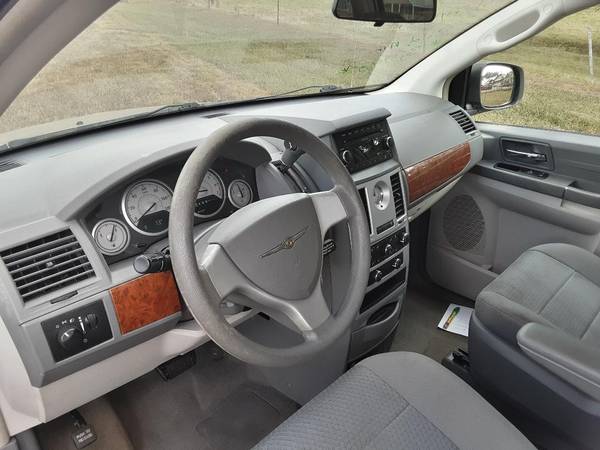 2009 CHRYSLER TOWN AND COUNTRY LX VAN for sale in Spring City, TN – photo 3