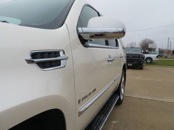 2008 Cadillac Escalade AWD Cleanest One Around - cars & trucks - by... for sale in Waterloo, IA – photo 10
