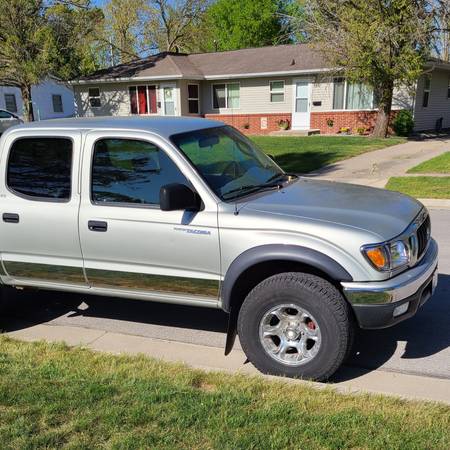 2004 Toyota Tacoma 4wd 4 door V6 for sale in Ames, IA – photo 2