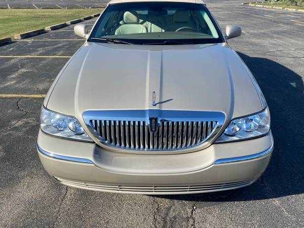 2005 LINCOLN TOWN CAR ONE OWNER ONLY 30500 MILES LIKE NEW - cars & for sale in Caledonia, MI – photo 2