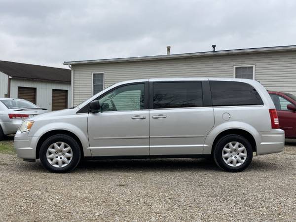 2009 Chrysler Town & Country LX - cars & trucks - by dealer -... for sale in Heath, OH – photo 3