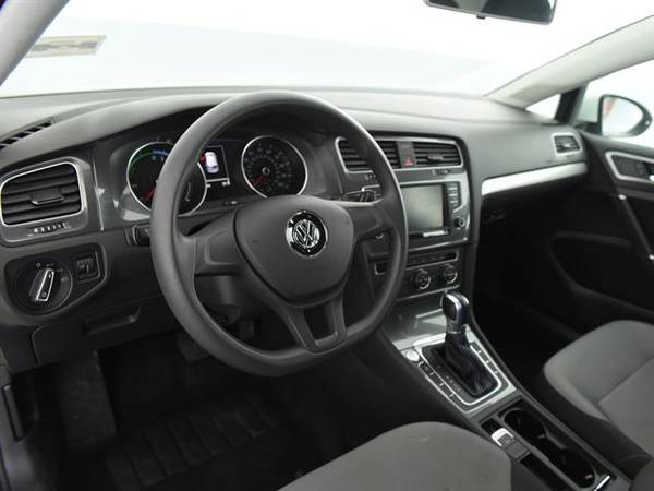 2016 VW Volkswagen eGolf SE Hatchback Sedan 4D sedan White - FINANCE for sale in Downey, CA – photo 2