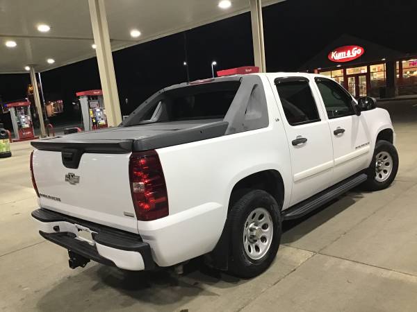 White 2007 Chevy Avalanche LS 4X4 Truck - cars & trucks - by dealer... for sale in Dallas Center, IA – photo 10