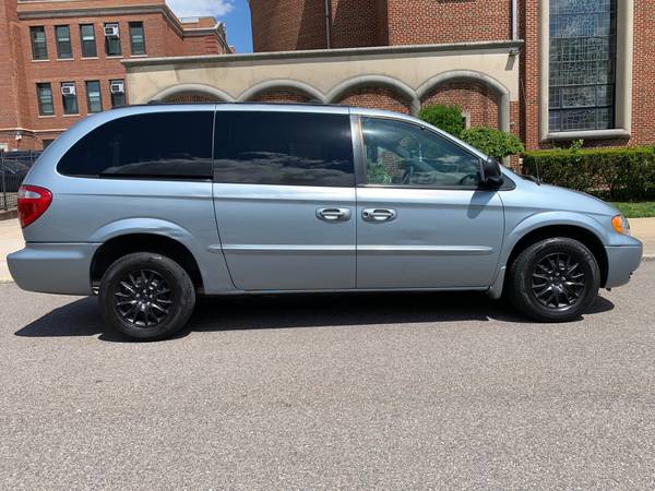 2002 Chrysler town & country Mini-Van for sale in Bayside, NY – photo 6
