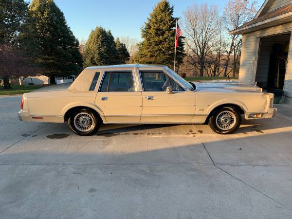 1987 and 1988 Lincoln Town Cars - cars & trucks - by owner - vehicle... for sale in Vinton, IA – photo 2