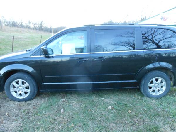 2008 Chrysler Town & Country - cars & trucks - by owner - vehicle... for sale in Warrensburg, MO – photo 2