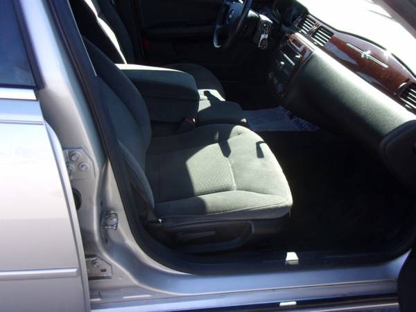 2007 Chevrolet Impala LT 4dr Sedan w/ roof rail curtain delete -... for sale in Waukesha, WI – photo 5