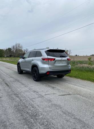 2019 Toyota Highlander SE AWD 16, 500 Miles! Clean CARFAX 1-Owner for sale in NOBLESVILLE, IN – photo 2
