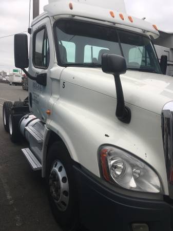Freightliner cascadia 2011 day cab for sale in Lynnwood, WA – photo 2