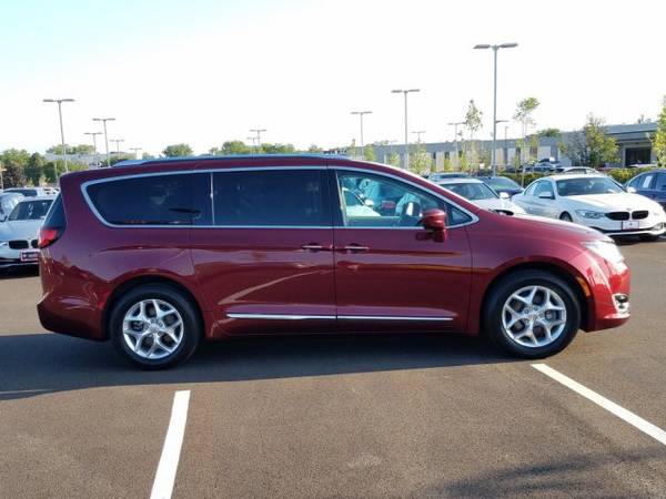 2017 Chrysler Pacifica Touring-L Plus SKU:HR752170 Regular for sale in Westmont, IL – photo 4