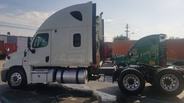 2012 Freightliner Cascadia-manual - - by dealer for sale in Hialeah, FL – photo 4